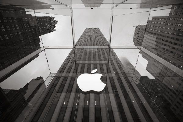Um prédio espelhado com o símbolo da Apple na fachada. Apple prepara incrível notícia.