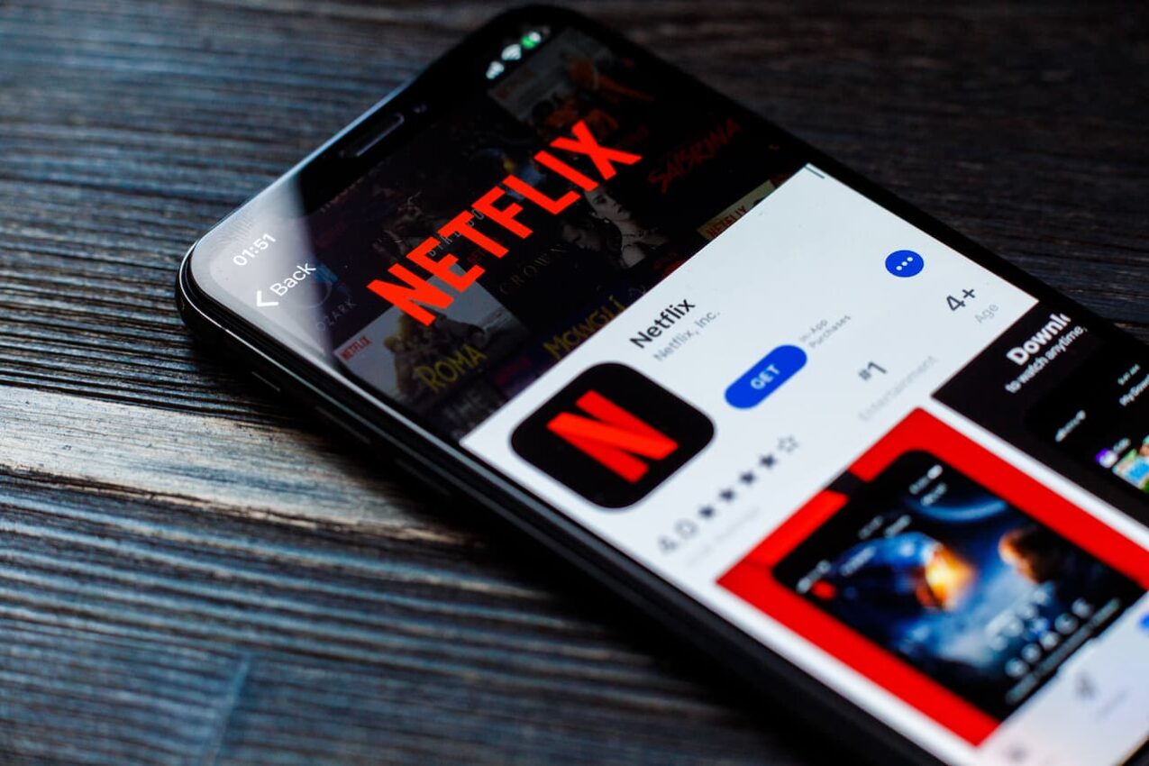Celular com aplicativo da Netflix aberto na store do aparelho.