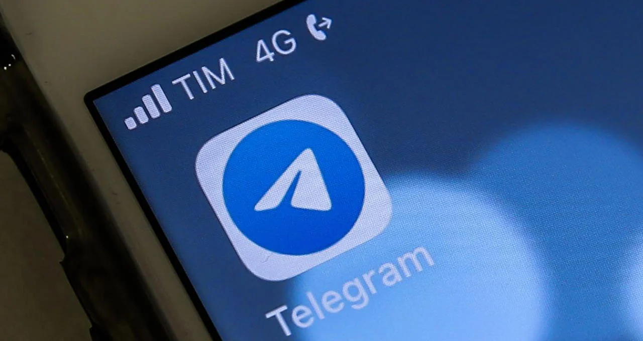 Celular com aplicativo do Telegram.