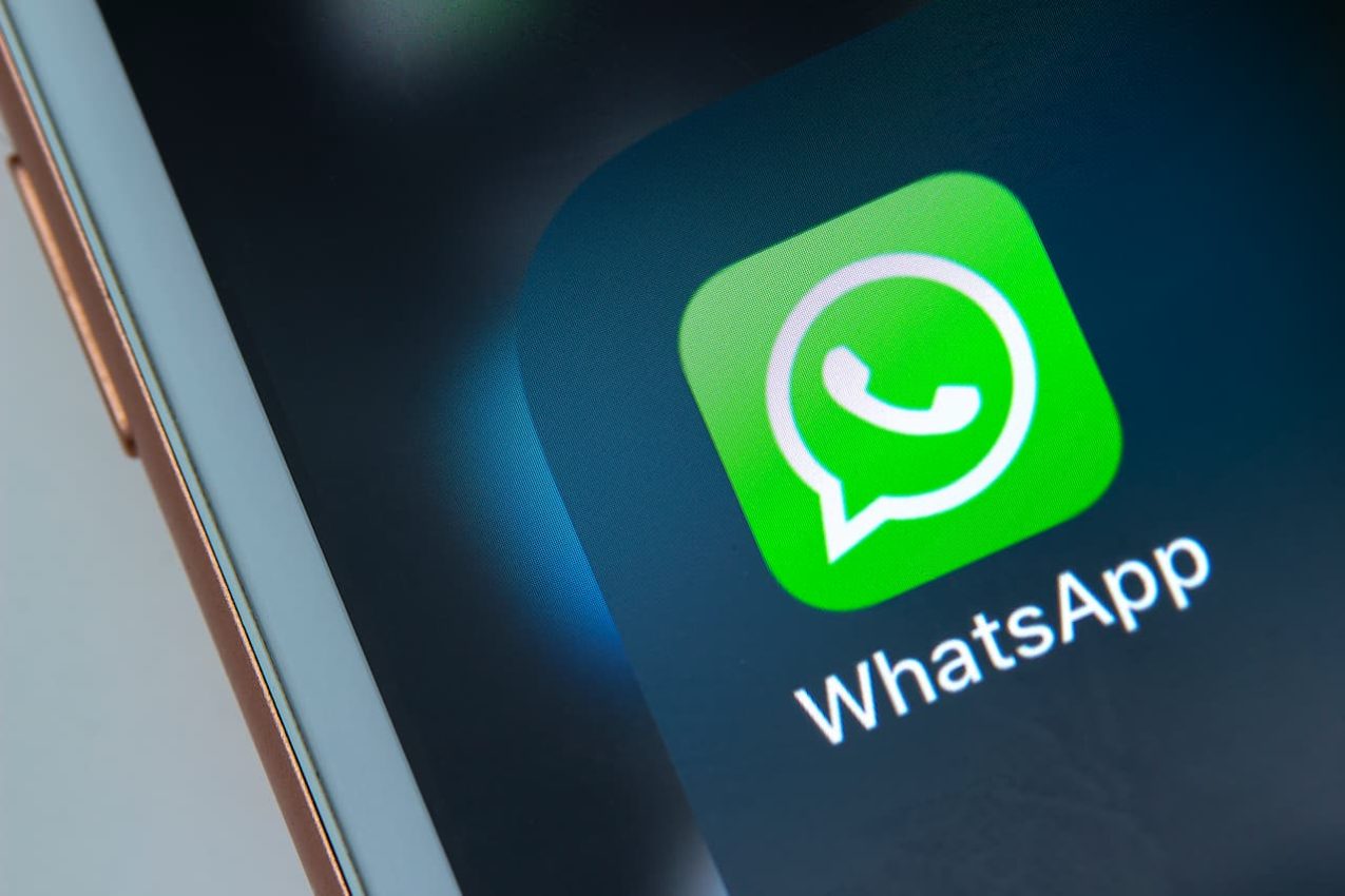 Logo do WhatsApp em um celular.
