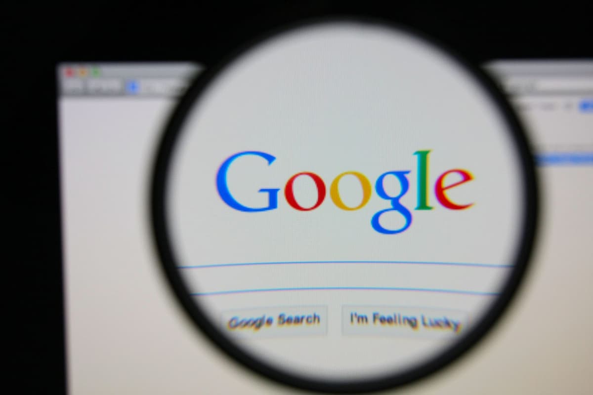 A imagem mostra a tela inicial de pesquisa do Chrome com uma lupa em cima da palavra "google".