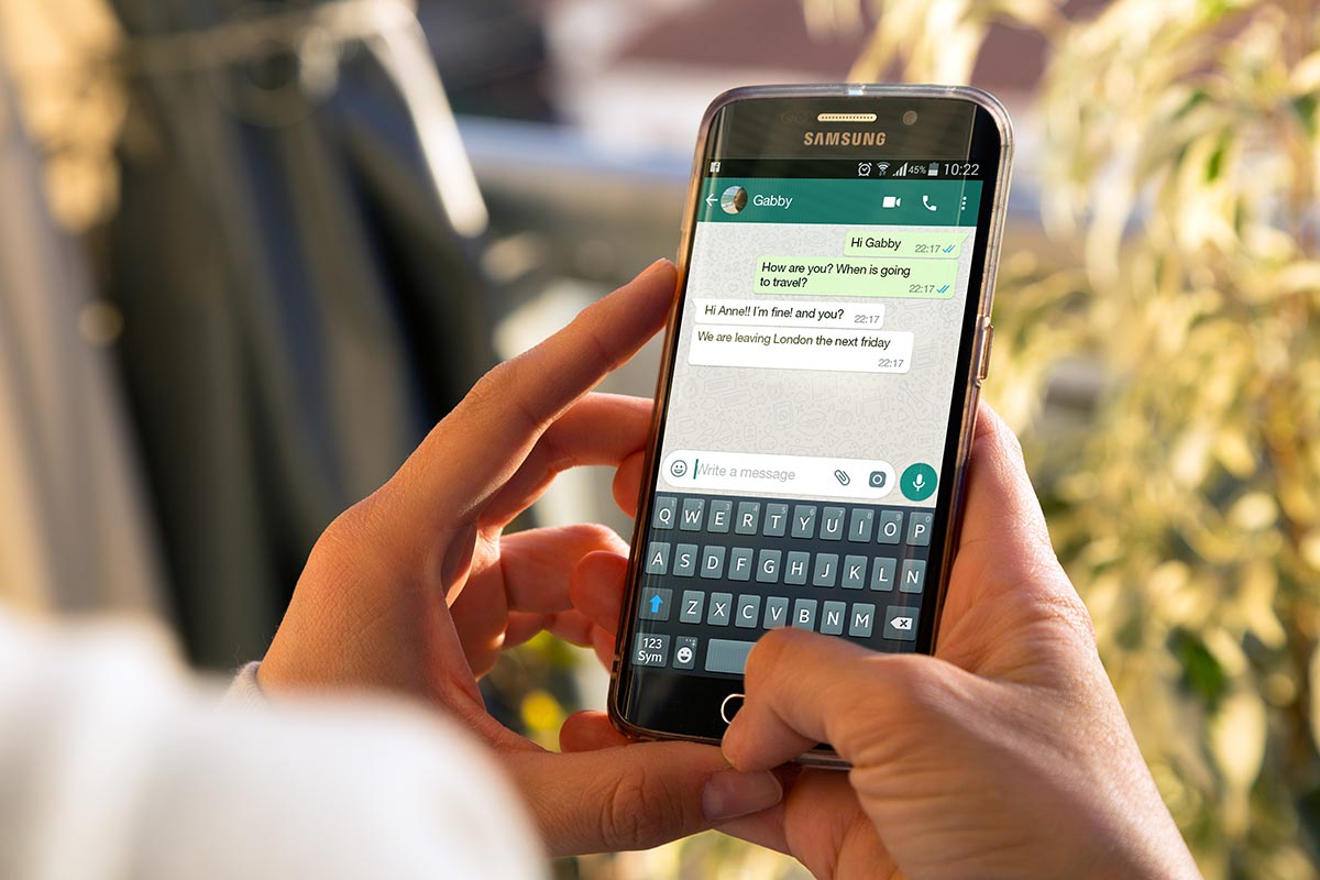 Celular com a tela em conversa do WhatsApp através de operadoras de telefonia.