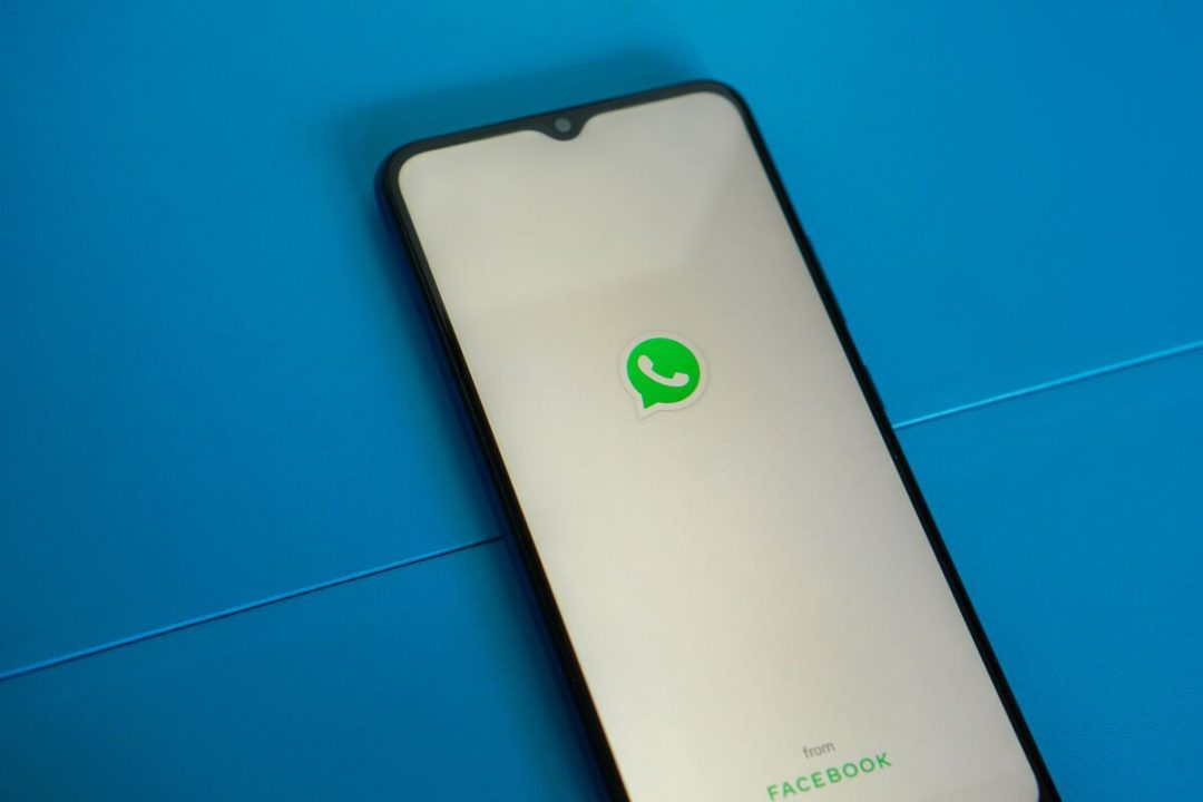 Imagem de um celular exibindo a logomarca do WhatsApp. acessar o backup do WhatsApp