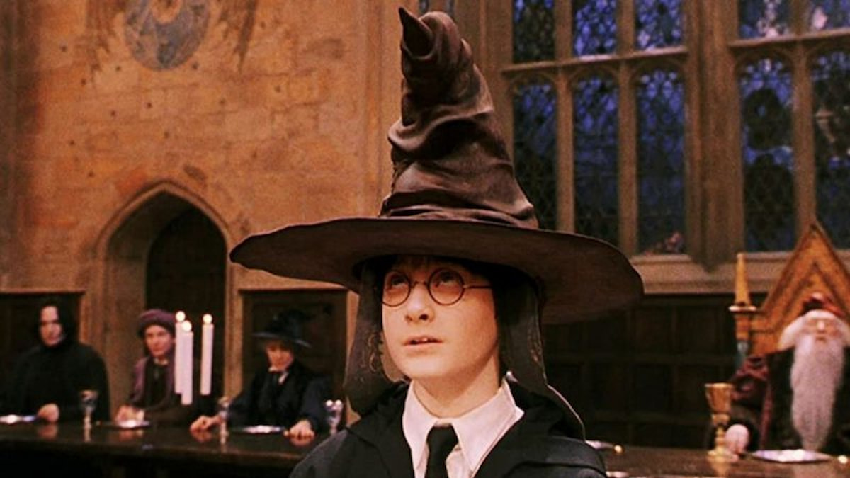 Harry Potter com chapéu seletor na cabeça