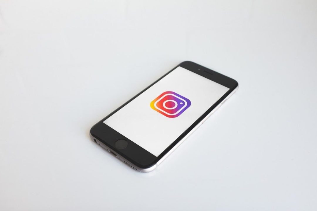 Celular com app do Instagram aberto
