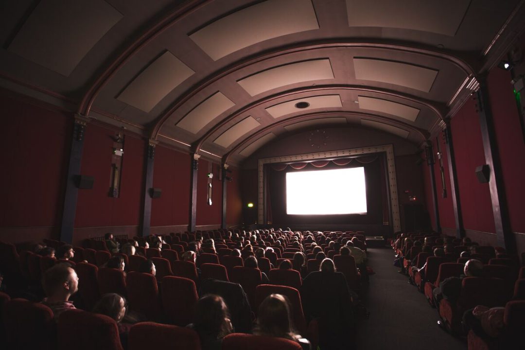 Pessoas assistindo a um filme no cinema