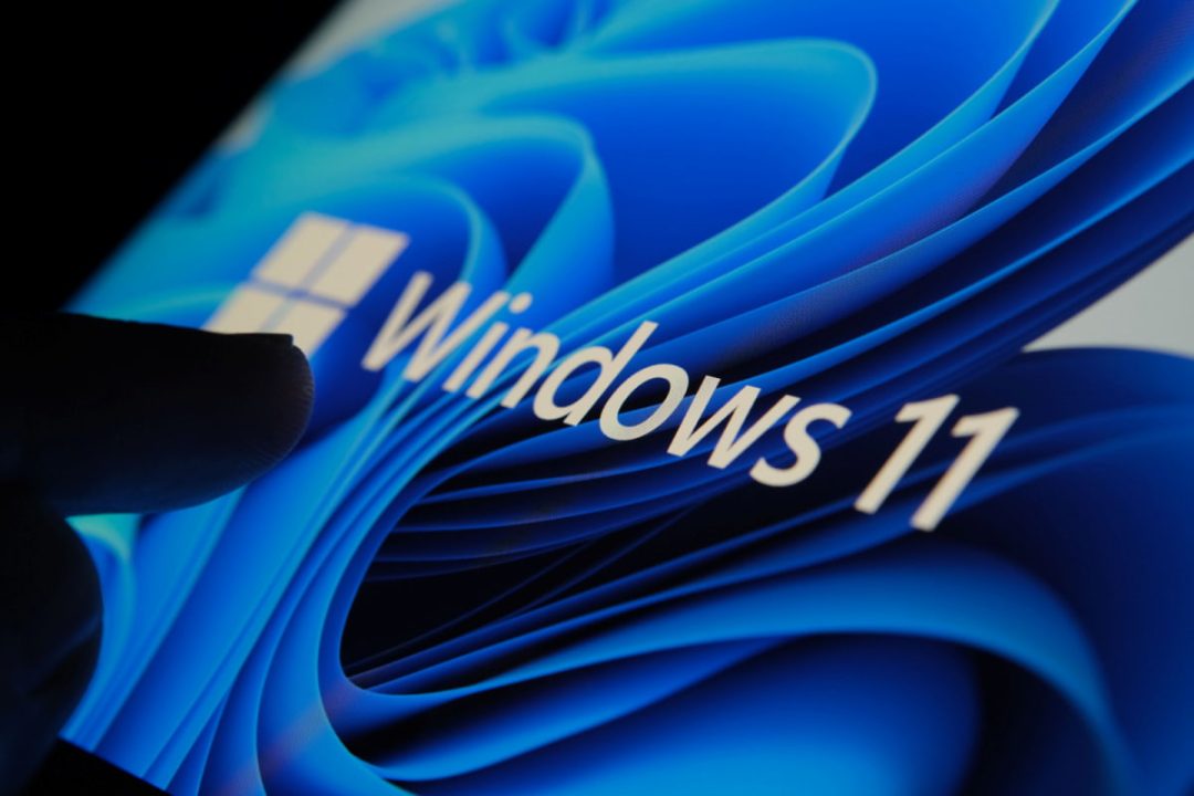 Dedo tocando em tela do Windows 11