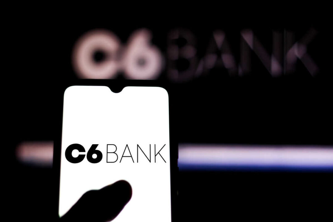 Logomarca do C6 Bank em tela de celular