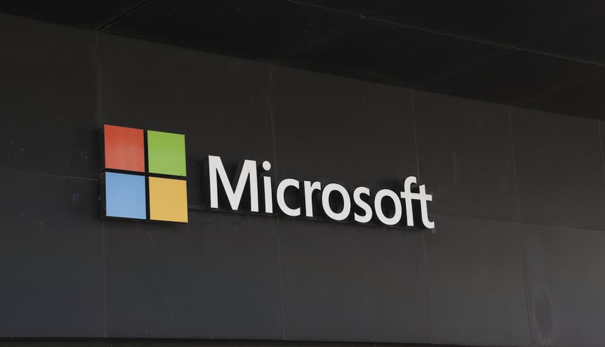 Logo da Microsoft em parede preta