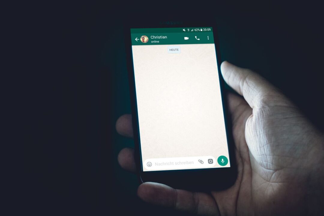 Imagem de uma pessoa acessando o Whatsapp em um celular