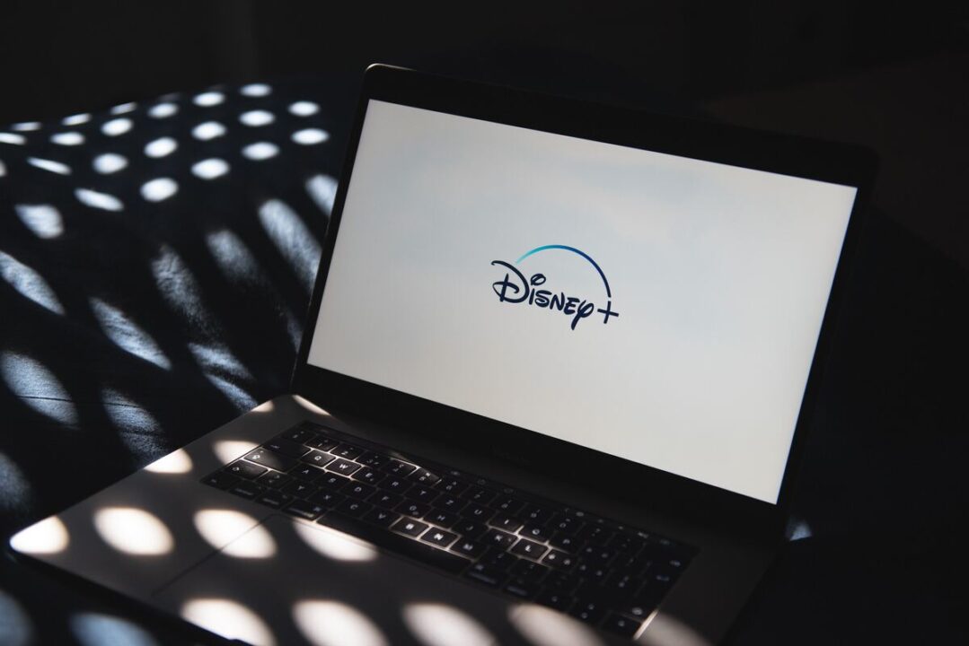 Imagem de uma pessoa acessando um computador com o aplicativo do Disney+ aberto