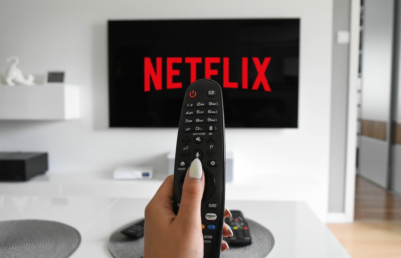 Controle remoto apontando para TV com o logo da Netflix