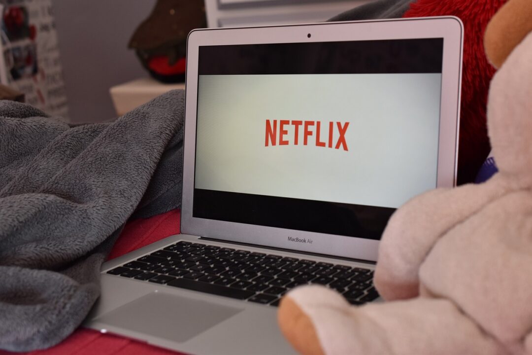 Notebook com a logo da Netflix