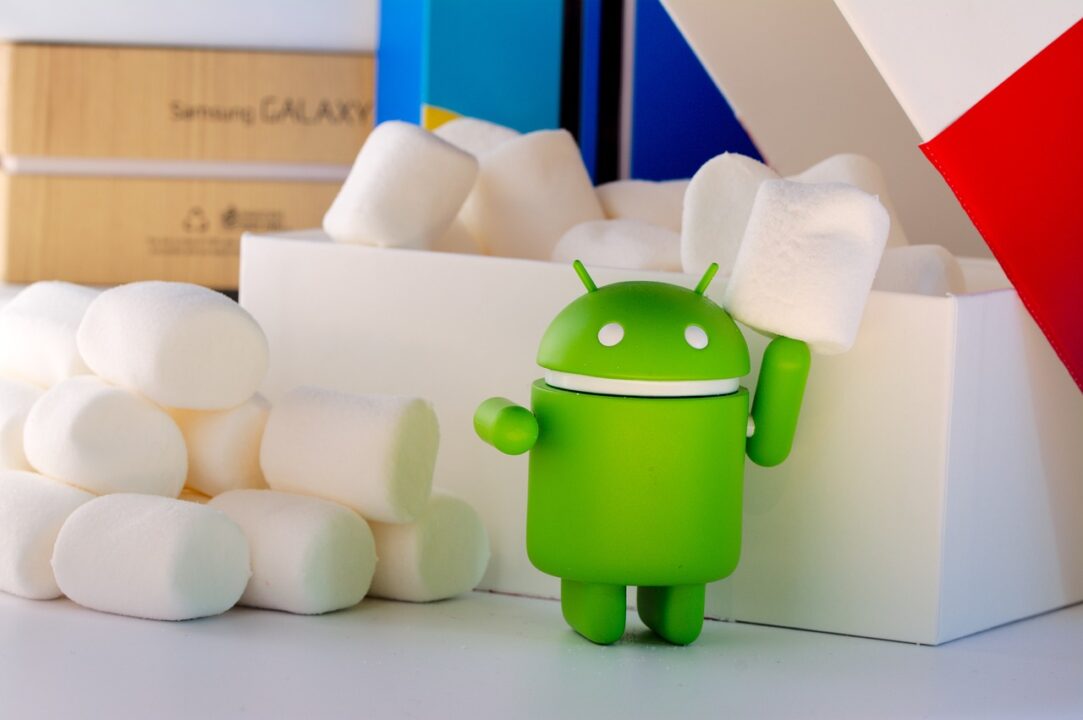 Mascote do Android brincando com marshmallows