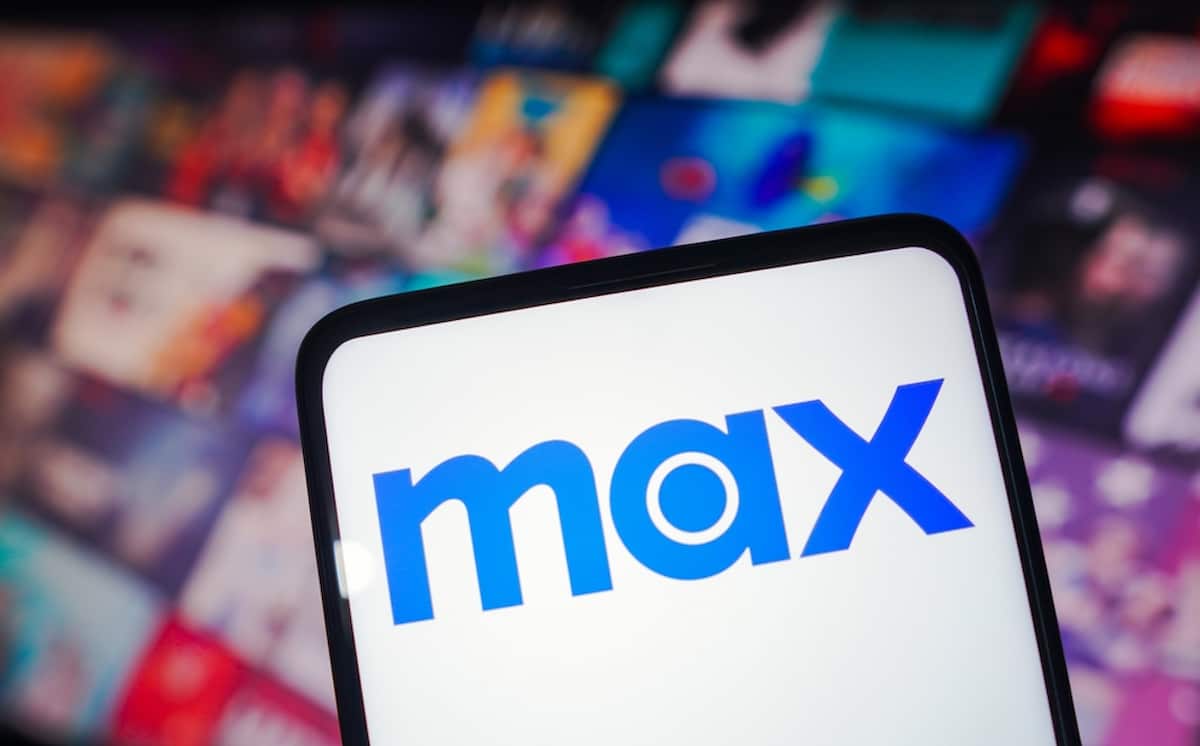 Celular com logo da Max
