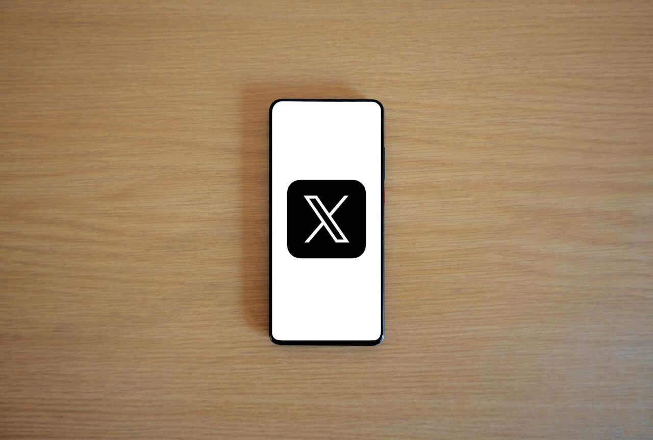 Celular com logo do X